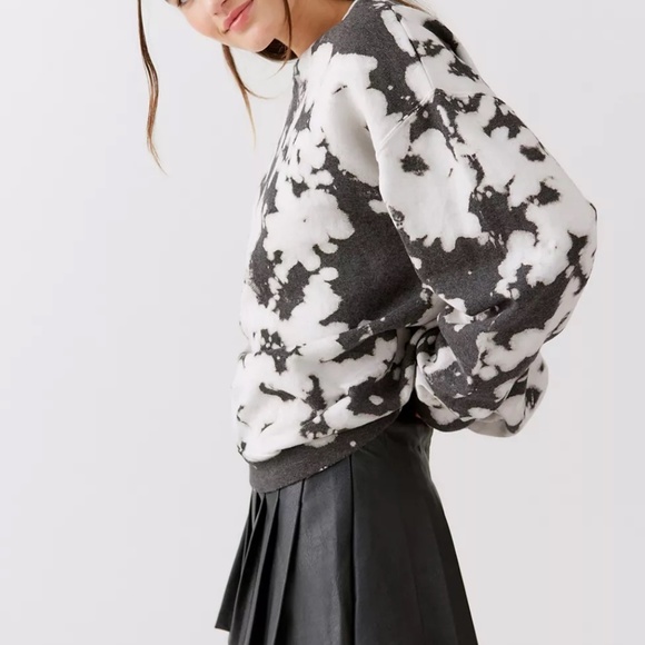 NWOT Urban Outfitters Urban Renewal BW Tie-Dye Crew Neck Sweatshirt ONE SIZE - Picture 2 of 7